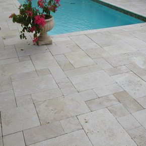 carrelage Magma beige clair, en travertin opus romain pour terrasse plage piscine
