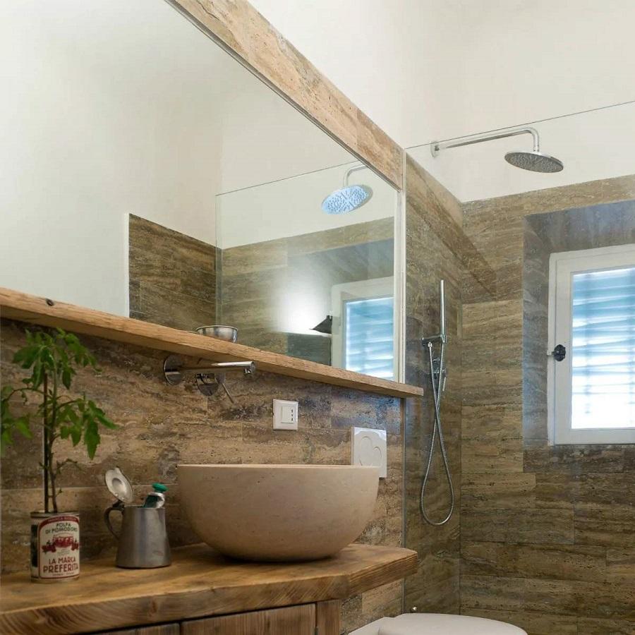 Idée de salle de bain en travertin et bois
