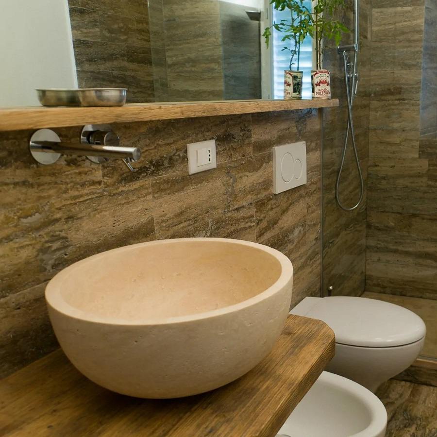 Lavabo en travertin pour salle de bain avec plan bois