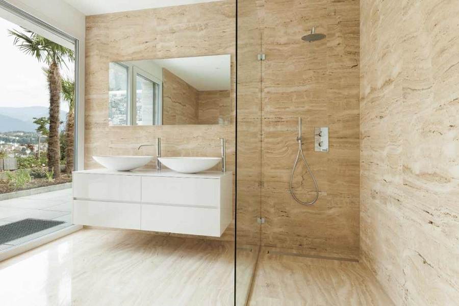 Douche en travertin : comment bien choisir, poser et entretenir ?