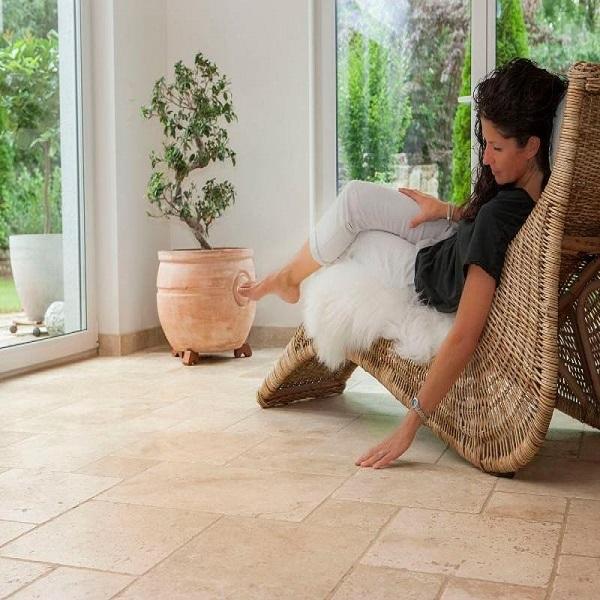 Sol en travertin intérieur dans un salon moderne