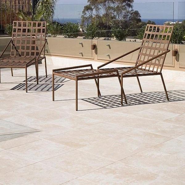 Terrasse en travertin extérieur avec dalle en beige clair